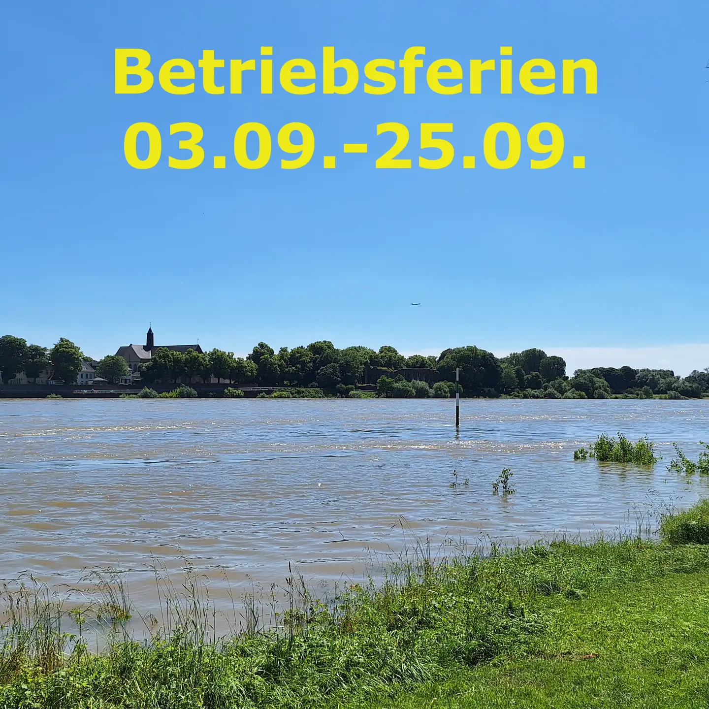 Foto am und auf den Rhein, Hochwasser, h. Langst-Kierst => Nierst mit Blick Richtung Kaiserswerth, Text "Betriebsferien", darunter das Datum der Auszeit