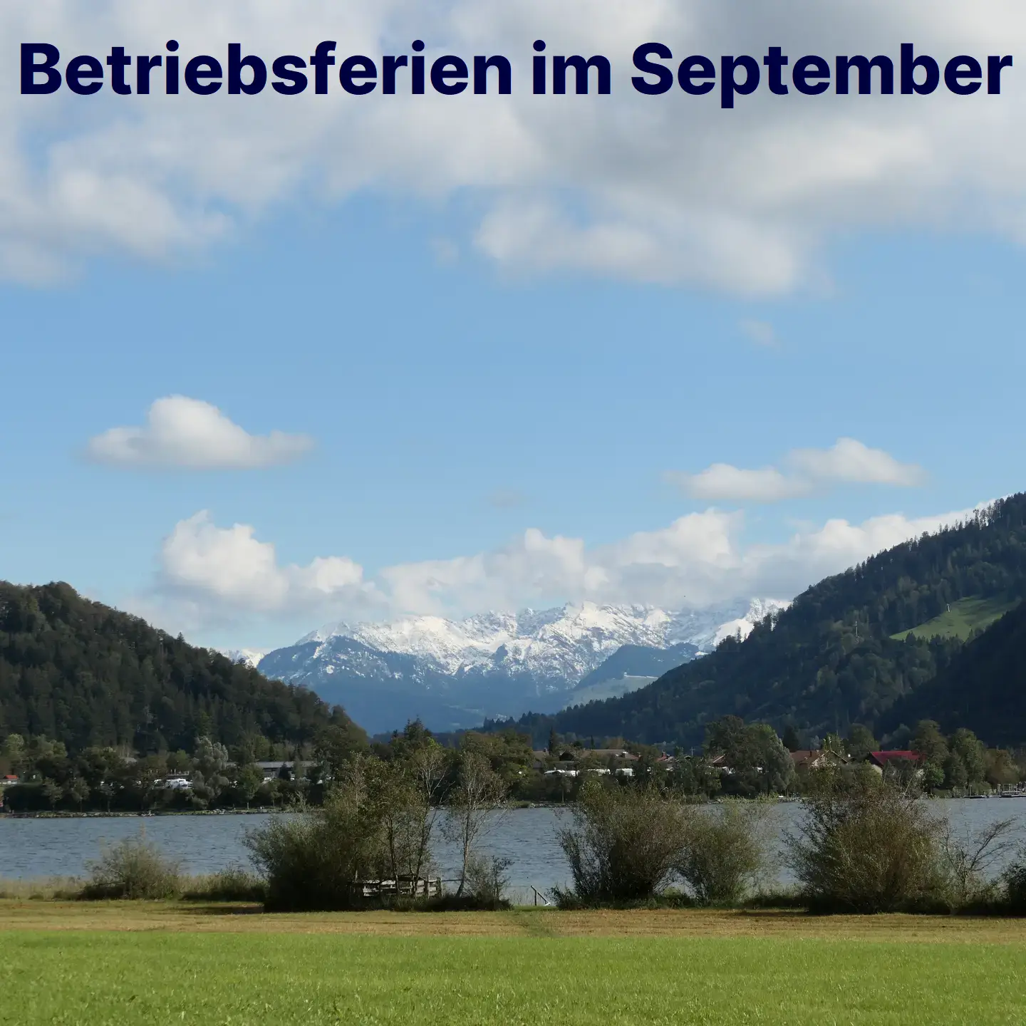 Sonniger Anblick vom Alpsee auf die Berglandschaft, Gipfel mit Schnee bedeckt